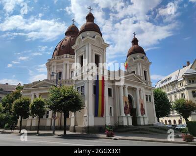 Schöne orthodoxe Kirche mit rumänischer Flagge im Zentrum der Stadt Targu Mures, Rumänien Stockfoto