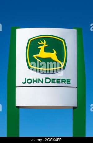 SANTA CATARINA, BRASILIEN - 02. Sep 2021: John Deere Händlerschild und Logo. Stockfoto