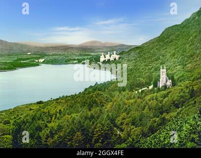 Eine Ansicht der Kylemore Abbey (Castle) aus dem frühen 20. Jahrhundert in Connemara, County Galway, Irland. Es wurde 1868 als Privathaus für die Familie von Mitchell Henry erbaut, einem wohlhabenden Arzt aus London, dessen Familie in der Textilherstellung in Manchester, England, tätig war. Das Schloss, das von James Franklin Fuller entworfen wurde und von Samuel Ussher Roberts unterstützt wurde, wurde 1920 ein Benediktinerkloster für Benediktinerinnen, die im Ersten Weltkrieg aus Belgien flohen Stockfoto