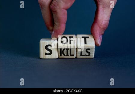 Symbol für weiche Künste. Geschäftsmann dreht Holzwürfel und ändert das Wort „weich“ in „tötet“ oder umgekehrt. Schöner grauer Hintergrund, Kopierbereich. Busin Stockfoto