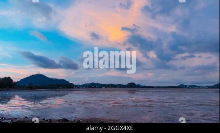 Dämmerung Sonnenuntergang am Parkstrand mit Ebbe, Dämmerung Himmel Reflex auf Ebbe Strand. Sapanhin Phuket Thailand Mai 15,2021. Stockfoto