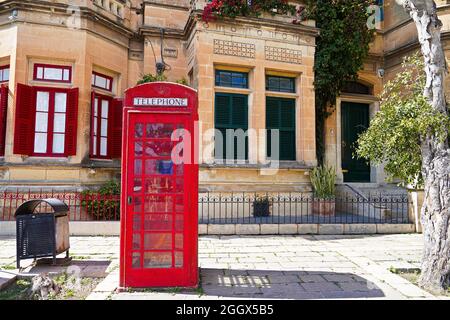 Rote Telefonzelle in der ehemaligen Hauptstadt Mdina, Malta, Europa Stockfoto