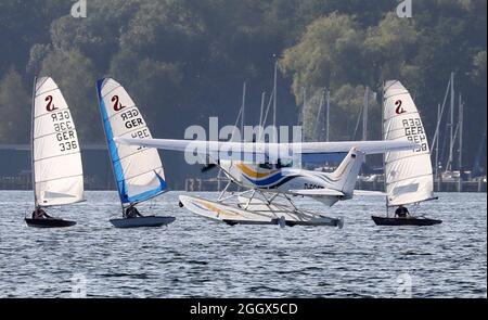 03. September 2021, Mecklenburg-Vorpommern, Waren (Müritz): Ein Wasserflugzeug landet nach einem Rundflug über die Müritz Sail. Vom 02. Bis 05.09.2021 findet die 19. Müritz Sail in etwas kleinerer Form statt als zuvor. Es wird eine Reihe von maritimen Erfahrungen auf dem Wasser geben und ein Volksfest, das sich über das gesamte Stadtzentrum erstreckt. Foto: Bernd Wüstneck/dpa-Zentralbild/dpa Stockfoto