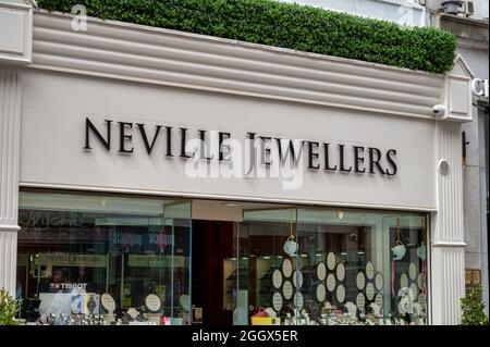 Cork, Irland - 14. Juli 2021: Das Schild für Neville Jewelers in Cork Stockfoto