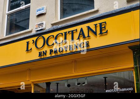 Cork, Irland - 14. Juli 2021: Das Schild für den Laden Loccitane en Provence in Cork Stockfoto