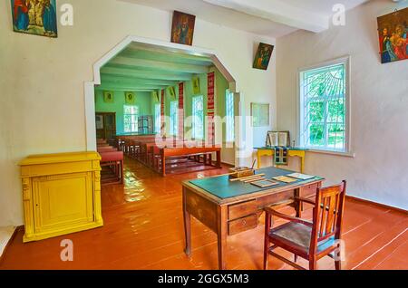 PEREIASLAV, UKRAINE - 22. MAI 2021: Das Klassenzimmer der alten Dorfschule mit authentischen Möbeln - Tafel, Lehrertisch, Schülerabfahrten, Stockfoto