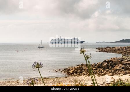 Fred. Olsen Cruise Lines Schiff Borealis vor der Küste von St Mary's, Isles, of Scilly Stockfoto