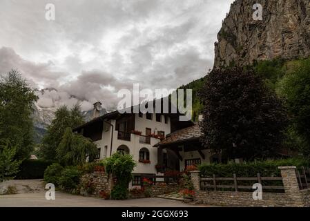 Courmayeur. Ist eine italienische Stadt mit 2 727 Einwohnern im oberen Valdigne, im Aostatal: Ein bekannter Winter- und Sommerurlaubsort in der Alp Stockfoto