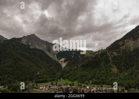 Courmayeur. Ist eine italienische Stadt mit 2 727 Einwohnern im oberen Valdigne, im Aostatal: Ein bekannter Winter- und Sommerurlaubsort in der Alp Stockfoto