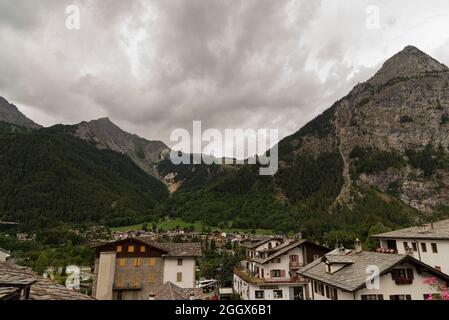 Courmayeur. Ist eine italienische Stadt mit 2 727 Einwohnern im oberen Valdigne, im Aostatal: Ein bekannter Winter- und Sommerurlaubsort in der Alp Stockfoto