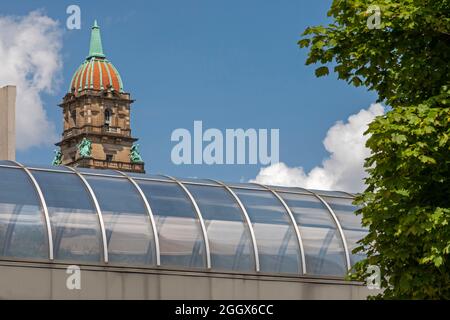 Detroit, Michigan - der Turm des 1902 Beaux Arts alten Wayne County Building steht über einem modernen Glas- und Betonweg zwischen anderen Downtown Stockfoto