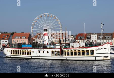 03. September 2021, Mecklenburg-Vorpommern, Waren (Müritz): Das Ausflugsschiff Europa startet während der Müritz Sail zu einer Exkursion. Vom 02. Bis 05.09.2021 findet die 19. Müritz Sail in etwas kleinerer Form statt als zuvor. Es wird eine Reihe von maritimen Erfahrungen auf dem Wasser geben und ein Volksfest, das sich über das gesamte Stadtzentrum erstreckt. Foto: Bernd Wüstneck/dpa-Zentralbild/dpa Stockfoto