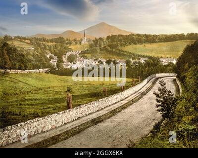Ein Blick aus dem frühen 20. Jahrhundert auf Enniskerry, ein Dorf in der Grafschaft Wicklow, Irland, das am Glencullen River in den Ausläufern der Wicklow Mountains liegt. Stockfoto