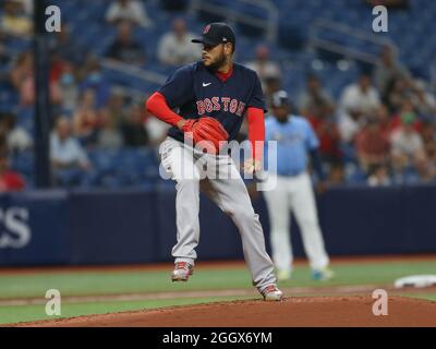 St. Petersburg, Florida. USA; der Boston Red Sox Starterkrug Eduardo Rodriguez (57) liefert während eines Baseballspiels der Major League gegen den Tamp einen Pitch ab Stockfoto