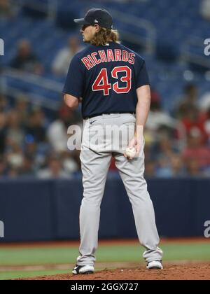 St. Petersburg, Florida. USA; Boston Red Sox Startkrug Garrett Richards (43) sucht während eines großen l nach dem Schild von Catcher Christian Vazquez (7) Stockfoto