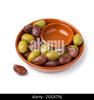 Schüssel mit griechisch-grünen und Kalamata-Oliven aus der Nähe für einen Snack isoliert auf weißem Hintergrund Stockfoto