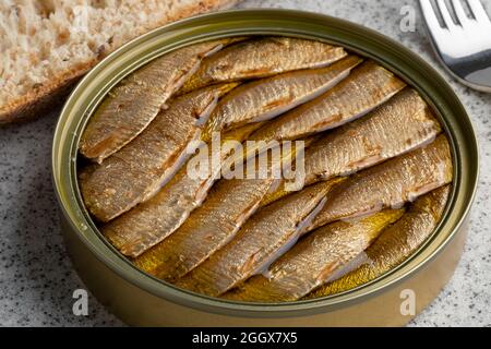 Geräucherter europäischer Sprotte aus der Dose in Öl für das Mittagessen aus nächster Nähe Stockfoto