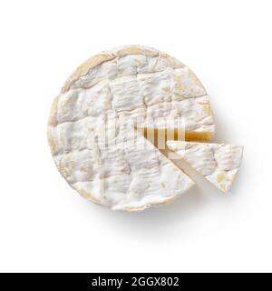 Traditioneller einziger französischer Camembert-Käse und ein Stück von oben isoliert auf weißem Hintergrund Stockfoto