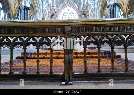 Altarschienen am Hochaltar am Chor der Kathedrale in Lincoln, England. Stockfoto