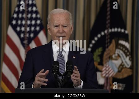 Washington, Usa. September 2021. US-Präsident Joe Biden hält am Freitag, den 3. September 2021, im State Dining Room des Weißen Hauses in Washington DC Bemerkungen zum August-Beschäftigungsbericht. Foto von Ken Cedeno/UPI Credit: UPI/Alamy Live News Stockfoto
