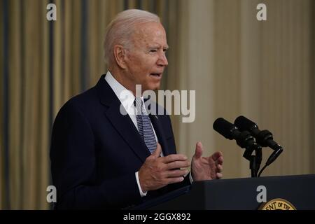 Washington, Usa. September 2021. US-Präsident Joe Biden hält am Freitag, den 3. September 2021, im State Dining Room des Weißen Hauses in Washington DC Bemerkungen zum August-Beschäftigungsbericht. Foto von Ken Cedeno/UPI Credit: UPI/Alamy Live News Stockfoto