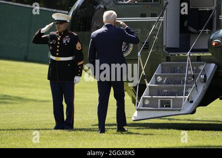 Washington, Usa. September 2021. US-Präsident Joe Biden geht am 3. September 2021 in Washington DC zur Marine One auf dem South Lawn des Weißen Hauses. Biden geht nach New Orleans, Louisiana, um Bemerkungen über die Reaktion seiner Regierung auf den Hurkane Ida zu liefern. Foto von Ken Cedeno/UPI Quelle: UPI/Alamy Live News Stockfoto