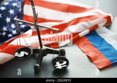 US-Recht, Justizwaagen und amerikanische Flagge. Konzept. Geld. Stockfoto