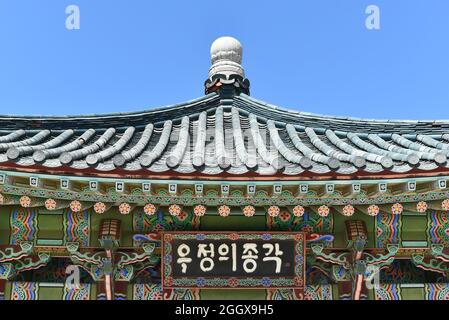 SAN PEDRO, KALIFORNIEN - 27. AUG 2021: Nahaufnahme der Pagode bei der koreanischen Freundschaftsglocke im Angels Gate Park. Stockfoto