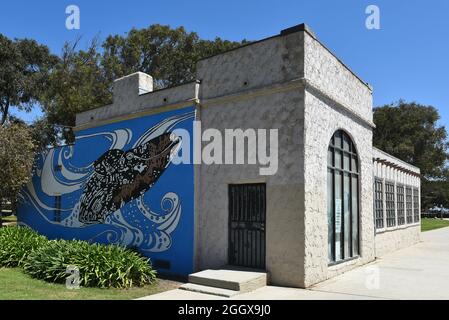 SAN PEDRO, KALIFORNIEN - 27. AUG 2021: Point Fermin Park Gebäude mit Wandbild. Stockfoto