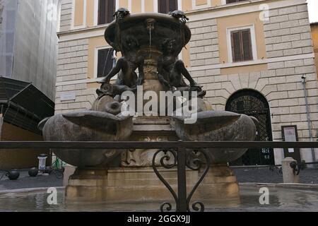 ROM, ITALIEN - 01. Sep 2019: Der Schildkrötenbrunnen oder Fontana delle Tartarughe auf der Piazza Mattei, Rom, Italien Stockfoto