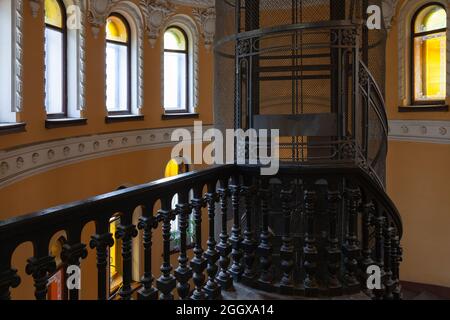 St. Petersburg, Russland - 25. Oktober 2014: Die Haupttreppe im Inneren mit einem Aufzugsschacht, Obergeschoss Stockfoto