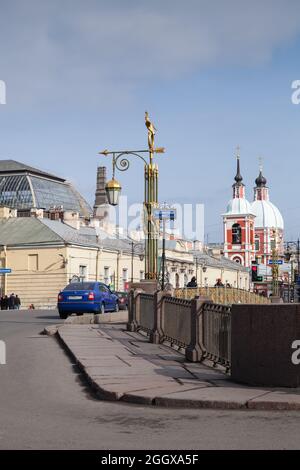 St. Petersburg, Russland - 27. März 2016: Blick auf die Straße mit einer Laterne der Panteleymonovsky-Brücke. Die Brücke wurde 1823 errichtet Stockfoto
