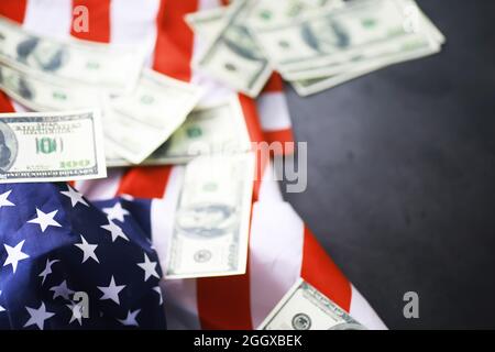 US-Recht, Justizwaagen und amerikanische Flagge. Konzept. Geld. Stockfoto