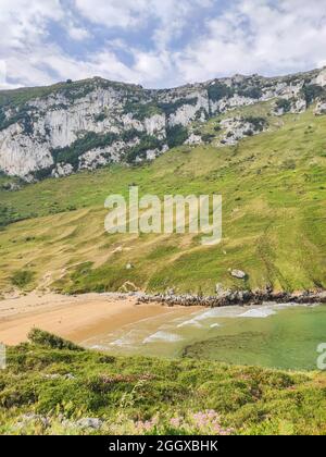 Luftaufnahme des Strandes von Sonabia in Kantabrien, Spanien.Sommerreiseziel im Norden Spaniens. Stockfoto