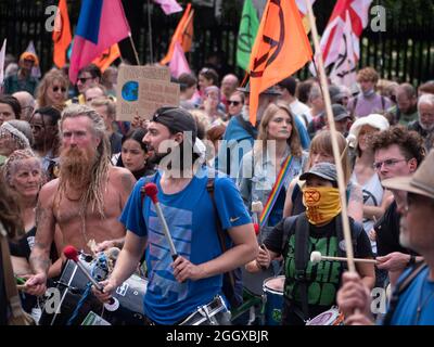 Extinction Rebellion Protest XR London UK, 03/09/2021, Protestierende am XR-marsch in der City of London, mit Trommeln und Spruchbändern Stockfoto