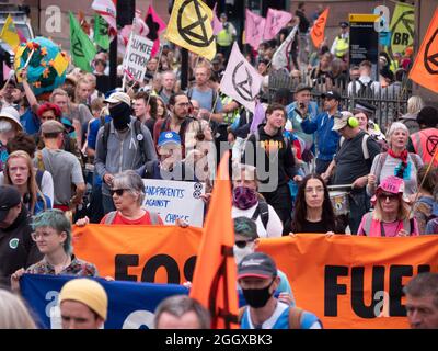 Extinction Rebellion Protest XR London UK, 03/09/2021, Protestierende marschieren am XR in der City of London vorbei an der Bank Station, mit Trommeln und Spruchbändern Stockfoto