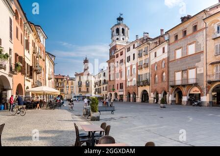 SAVIGLIANO, CUNEO, PIEMONT, ITALIEN - 2. SEPTEMBER 2021: Piazza Santarosa mit dem Bürgerturm, Hauptplatz mit historischen Gebäuden Stockfoto