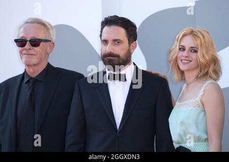 Venedig, Italien. September 2021. Paul Webster, Pablo Larrain und Kristen Stewart bei der Spencer-Premiere im Rahmen der 78. Internationalen Filmfestspiele von Venedig am 03. September 2021. Foto von Aurore Marechal/ABACAPRESS.COM Quelle: Abaca Press/Alamy Live News Stockfoto