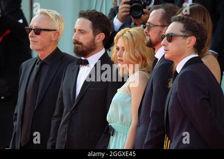 (L-R) Paul Webster, Pablo Larrain, Kristen Stewart, Janine Jackowski, Jonas Dornbach und Juan de Dios Larrain nehmen am 03. September 2021 in Venedig, Italien, an der Fotoschau von 'Spencer' Teil. ©Foto: Cinzia Camela Stockfoto