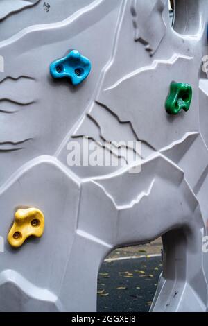 Farbenfrohe Griffe an der Kletterwand im Freien Stockfoto