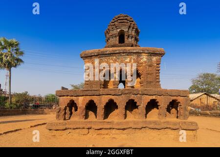 Steinwagen, konzeptuelles Modell der Bishnupur-Tempelarchitektur in Miniaturform. Kleine zweistöckige Struktur steht auf einem niedrigen Lateritsockel - Stockfoto