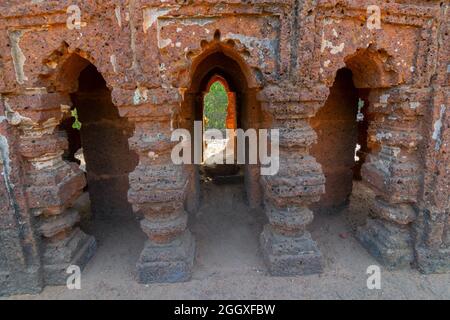 Steinwagen, konzeptuelles Modell der Bishnupur-Tempelarchitektur in Miniaturform. Kleine zweistöckige Struktur steht auf einem niedrigen Lateritsockel. Stockfoto