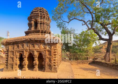 Steinwagen, konzeptuelles Modell der Bishnupur-Tempelarchitektur in Miniaturform. Kleine zweistöckige Struktur steht auf einem niedrigen Lateritsockel - Stockfoto