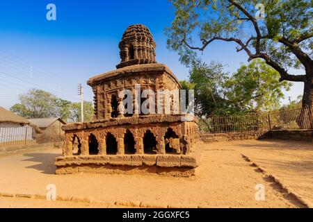 Steinwagen, konzeptuelles Modell der Bishnupur-Tempelarchitektur in Miniaturform. Kleine zweistöckige Struktur steht auf einem niedrigen Lateritsockel - Stockfoto