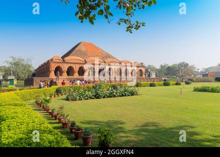 BISHNUPUR, WESTBENGALEN, INDIEN - 26.. DEZEMBER 2015 : Rasmancha, der älteste Backsteintempel Indiens, ist eine berühmte Touristenattraktion. Terrakotta-Tempel. Stockfoto