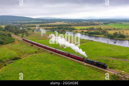 Dampflokomotive mit Personenwagen auf der Strathspey Railway von Broomhill nach Aviemore, Highland Region, Schottland, Großbritannien Stockfoto