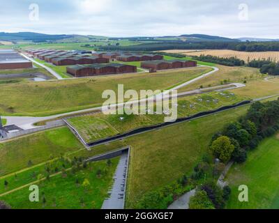 Luftaufnahme von der Drohne des Besucherzentrums der Macallan Scotch Whisky Distillery und der Lagerhäuser auf Speyside in Craigellachie, Moray, Schottland, Großbritannien Stockfoto