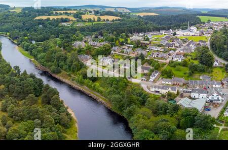 Luftaufnahme von der Drohne des Dorfes Craigellachie am Fluss Spey, Speyside, Moray, Schottland, Großbritannien Stockfoto
