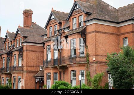 spätviktorianische Doppelhaushälfte aus rotem Backstein in Royal Leamington Spa, Warwickshire, England, Großbritannien. Stockfoto