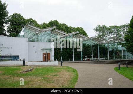 The Glasshouse, in Jephson Gardens, Royal Leamington Spa, Warwickshire, England. Es beherbergt eine Reihe exotischer tropischer und gemäßigter Pflanzen. Stockfoto